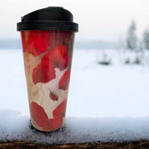Termo krūze ar māksliniecisku dizainu – uztur dzērienu karstu vai aukstu stundām ilgi. Thermal mug with artistic design – keeps drinks hot or cold for hours.